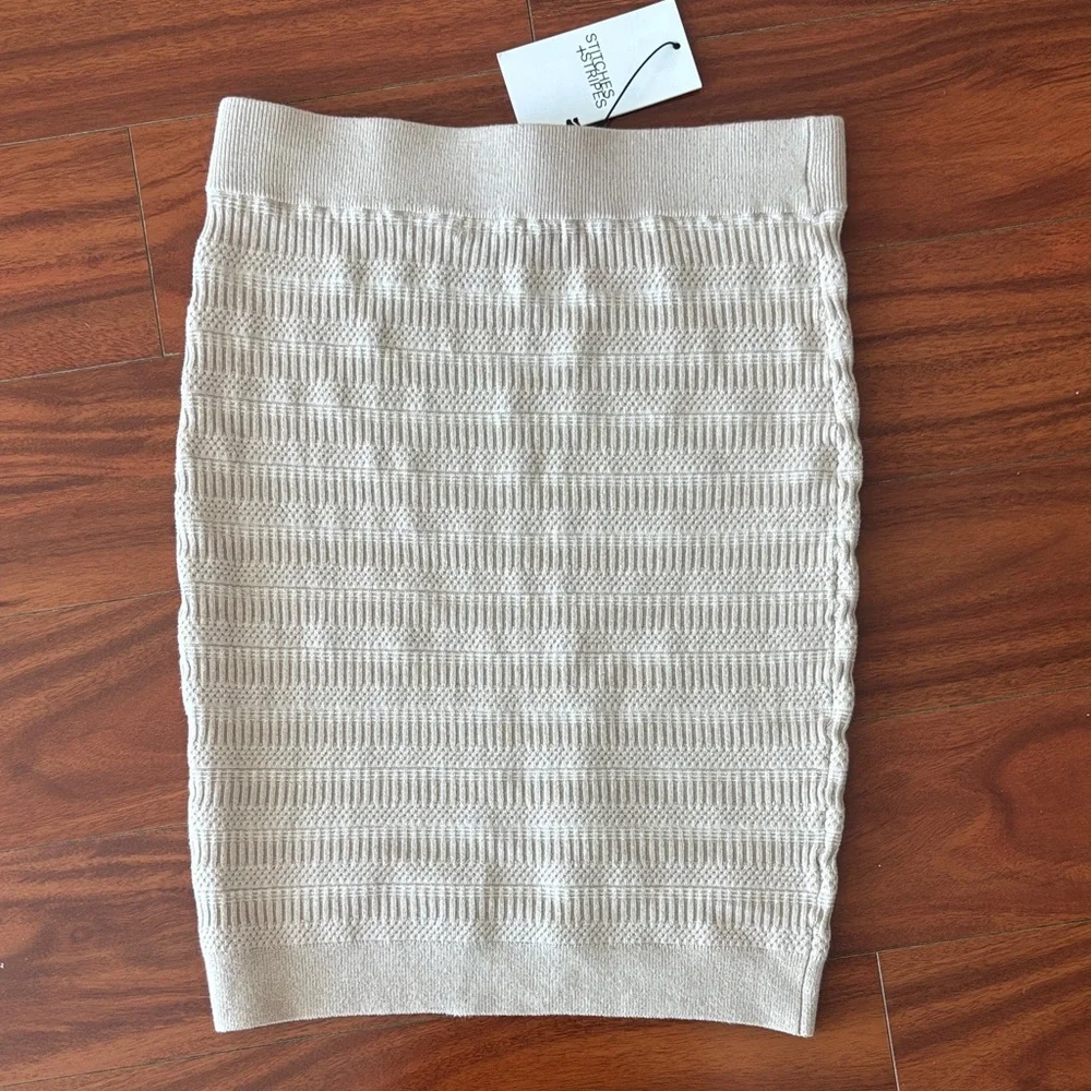 NWT. Revolve Beige Size S Textured Women's Pencil Skirt